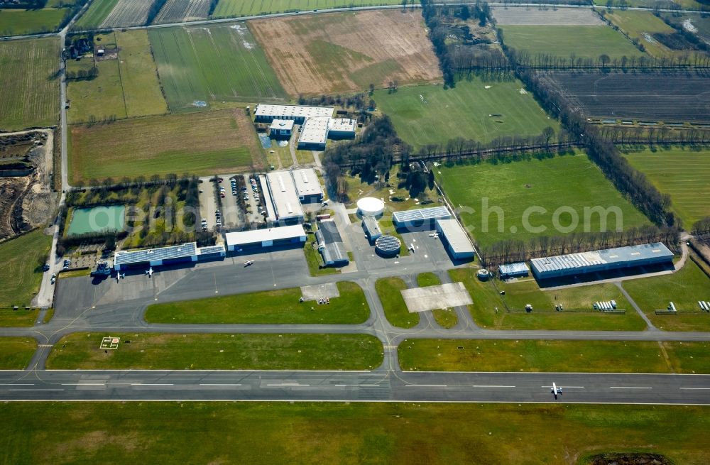 Hünxe from above - Runway with tarmac terrain of airfield Flugplatzgesellschaft Schwarze Heide mbH in Huenxe in the state North Rhine-Westphalia