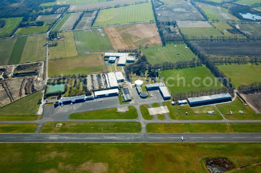 Hünxe from the bird's eye view: Runway with tarmac terrain of airfield Flugplatzgesellschaft Schwarze Heide mbH in Huenxe in the state North Rhine-Westphalia