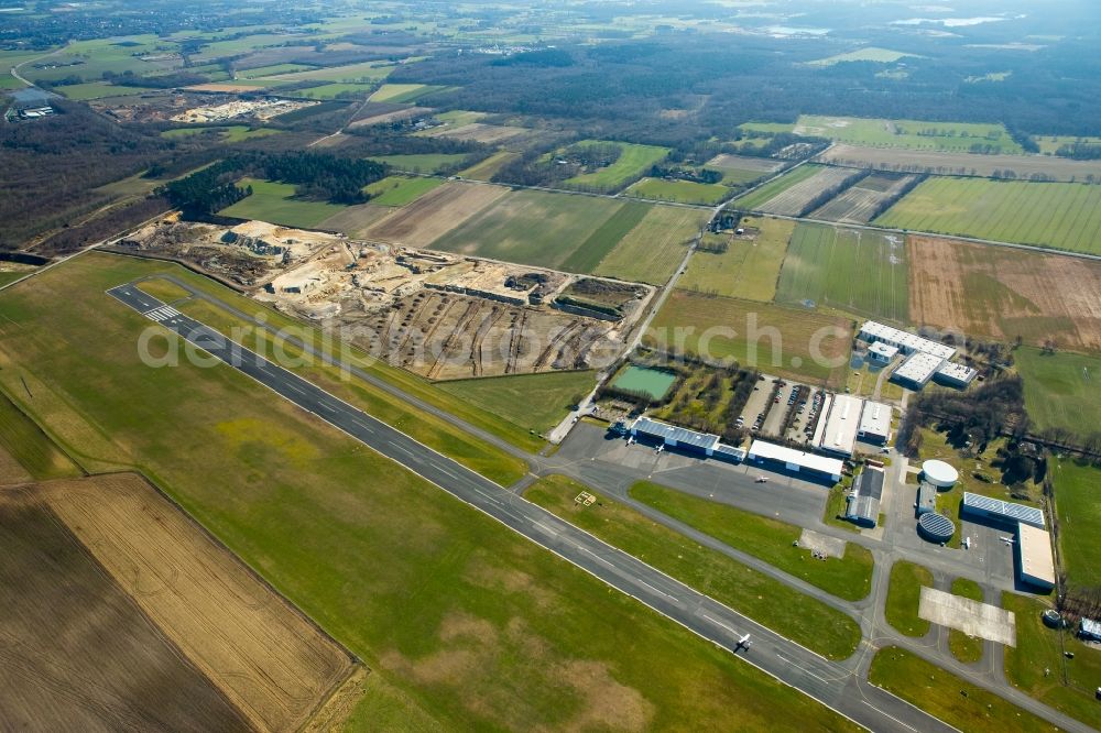 Aerial image Hünxe - Runway with tarmac terrain of airfield Flugplatzgesellschaft Schwarze Heide mbH in Huenxe in the state North Rhine-Westphalia