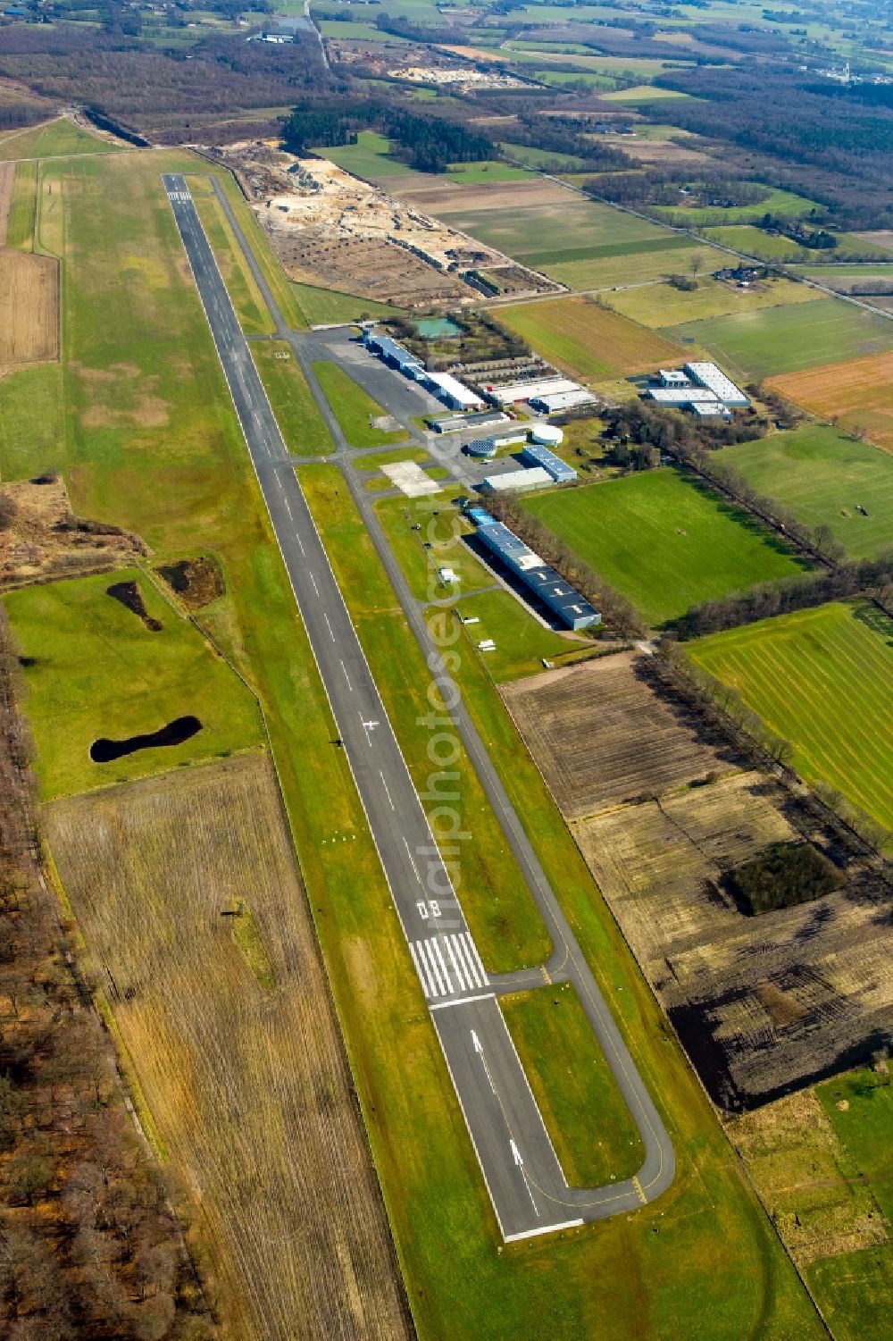 Aerial photograph Hünxe - Runway with tarmac terrain of airfield Flugplatzgesellschaft Schwarze Heide mbH in Huenxe in the state North Rhine-Westphalia