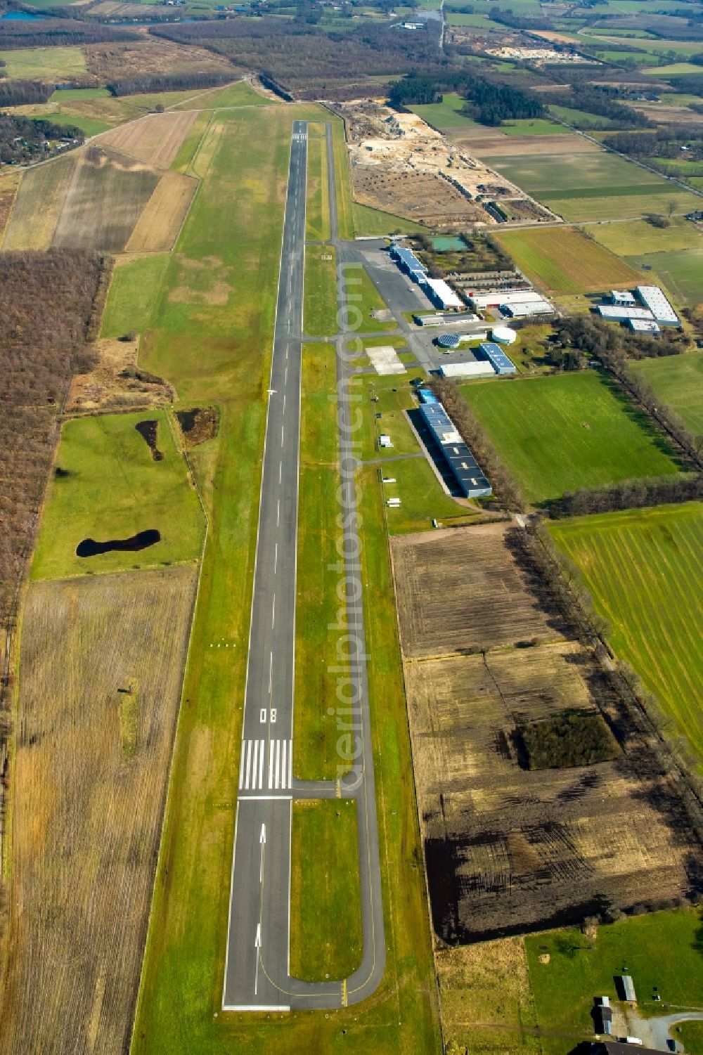 Hünxe from above - Runway with tarmac terrain of airfield Flugplatzgesellschaft Schwarze Heide mbH in Huenxe in the state North Rhine-Westphalia