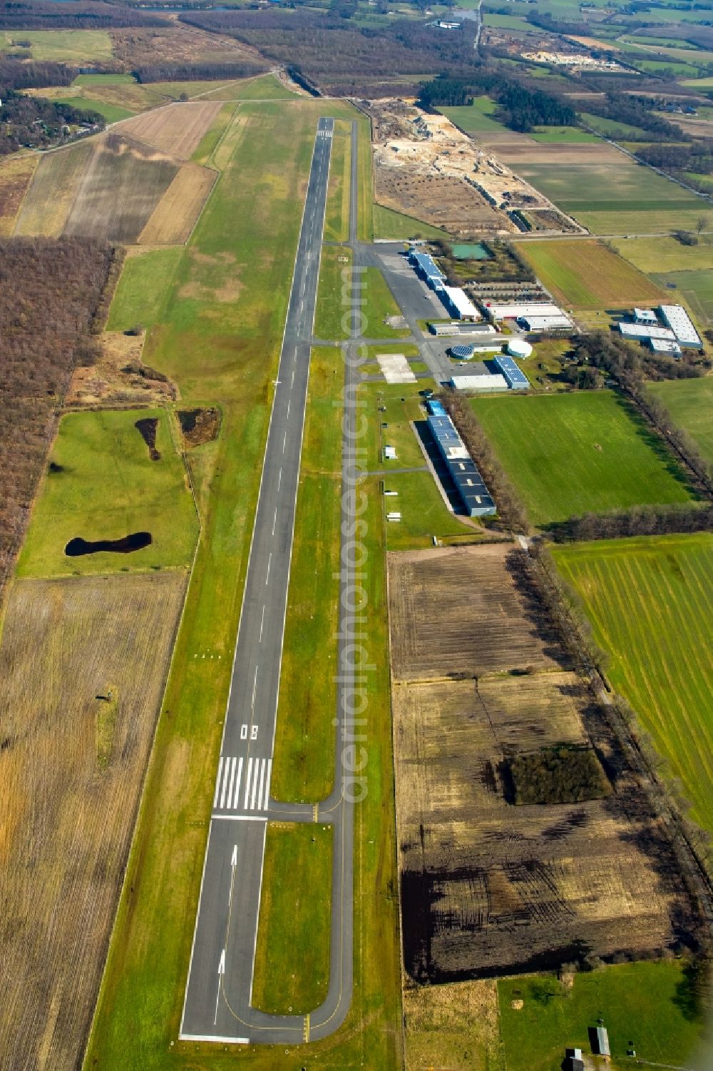 Hünxe from the bird's eye view: Runway with tarmac terrain of airfield Flugplatzgesellschaft Schwarze Heide mbH in Huenxe in the state North Rhine-Westphalia