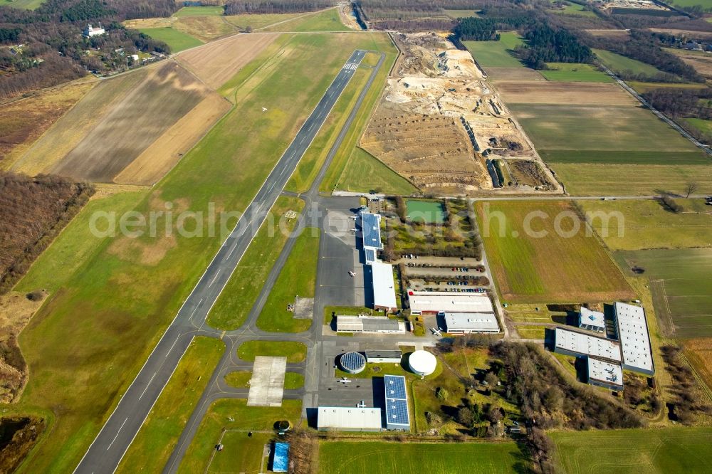 Aerial image Hünxe - Runway with tarmac terrain of airfield Flugplatzgesellschaft Schwarze Heide mbH in Huenxe in the state North Rhine-Westphalia