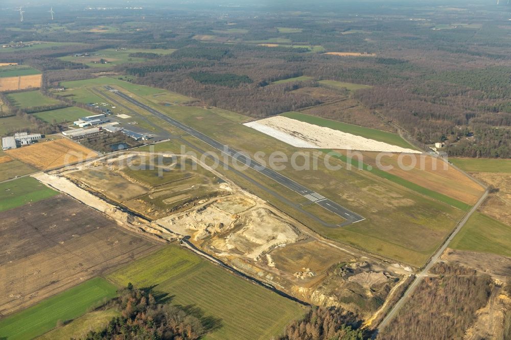 Aerial photograph Hünxe - Runway with tarmac terrain of airfield of Flugplatzgesellschaft Schwarze Heide mbH in Huenxe in the state North Rhine-Westphalia, Germany