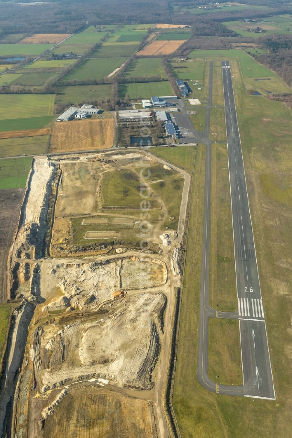 Hünxe from the bird's eye view: Runway with tarmac terrain of airfield of Flugplatzgesellschaft Schwarze Heide mbH in Huenxe in the state North Rhine-Westphalia, Germany