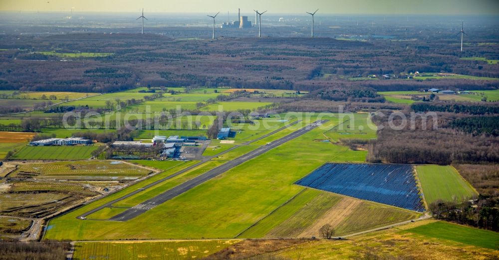 Hünxe from the bird's eye view: Runway with tarmac terrain of airfield of Flugplatzgesellschaft Schwarze Heide mbH in Huenxe in the state North Rhine-Westphalia, Germany