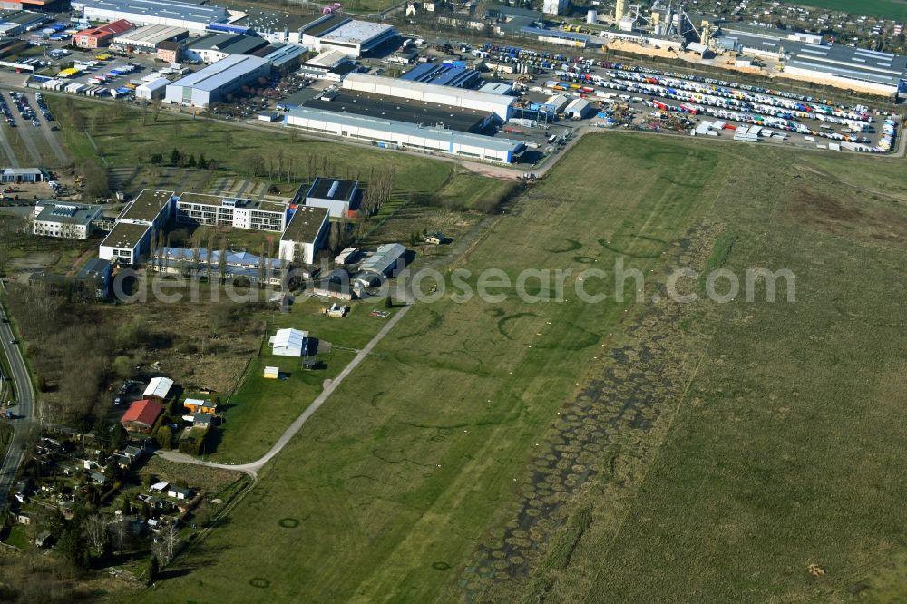 Aerial photograph Gotha - Runway with tarmac terrain of airfield of Flugsportverein Gotha e.V. on Kindleber Strasse in Gotha in the state Thuringia, Germany