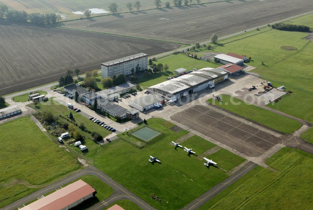 Aerial image Halle Oppin - Blick auf das Flugplatzgelände in Halle-Oppin. Ehemals für den Fallschirmsprungbetrieb in der DDR ausgebaut, wird der Platz heute als Verkehrslandeplatz mit der ICAO Kennung EDAQ von der Flugplatzgesellschaft Halle-Oppin GmbH betrieben. View of the airfield site in Halle-Oppin.