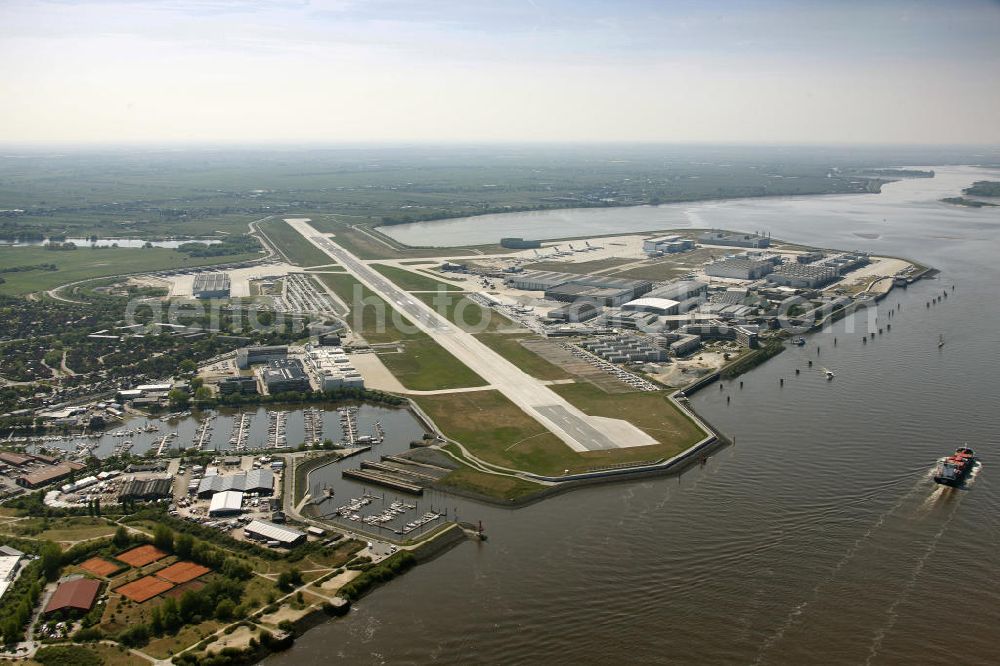 Hamburg Finkenwerder from the bird's eye view: Der Flugplatz Hamburg-Finkenwerder (IATA: XFW, ICAO: EDHI) ist ein Sonderlandeplatz im Südwesten von Hamburg. Er liegt auf dem Werksgelände der Airbus Deutschland GmbH, die Betreiber des Flughafens an der Elbe ist. Airfield Hamburg-Finkenwerder.