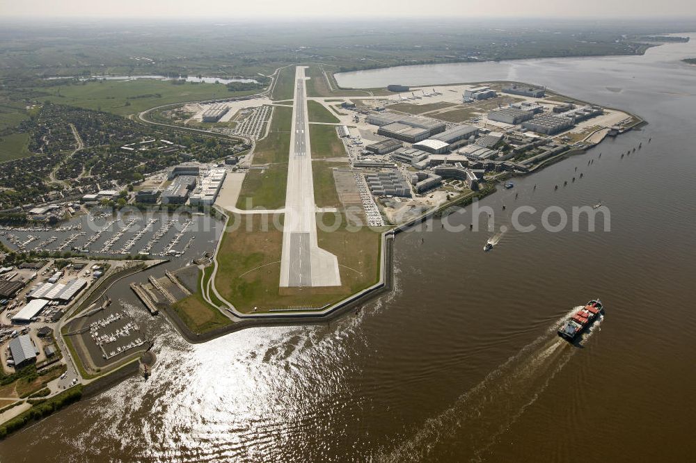 Aerial photograph Hamburg Finkenwerder - Der Flugplatz Hamburg-Finkenwerder (IATA: XFW, ICAO: EDHI) ist ein Sonderlandeplatz im Südwesten von Hamburg. Er liegt auf dem Werksgelände der Airbus Deutschland GmbH, die Betreiber des Flughafens an der Elbe ist. Airfield Hamburg-Finkenwerder.