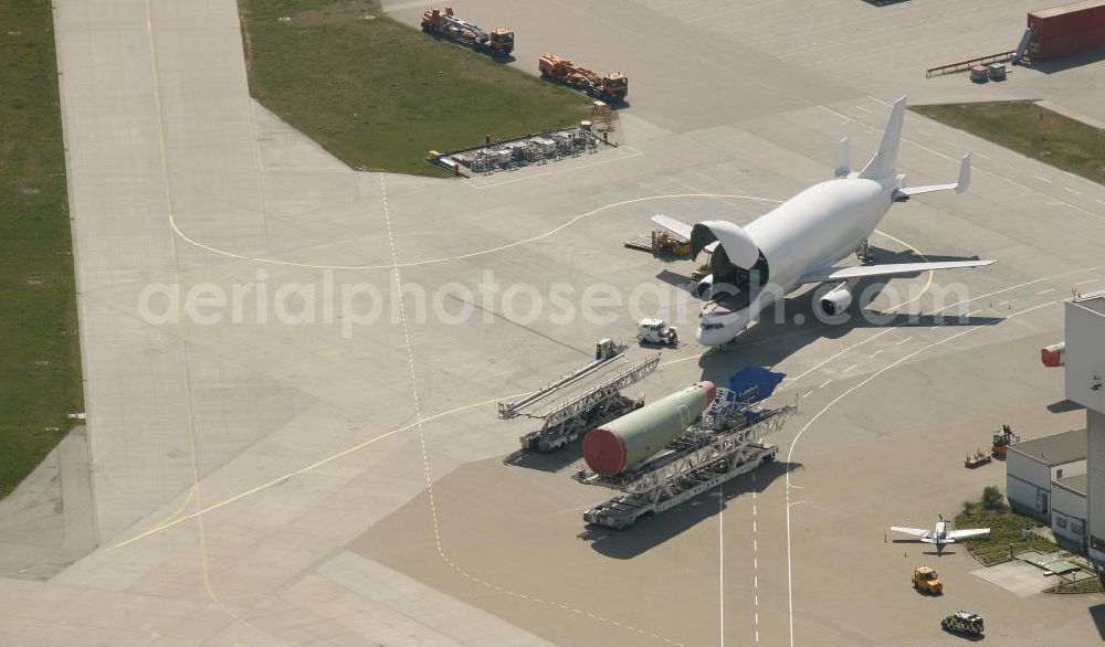 Hamburg Finkenwerder from above - Der Flugplatz Hamburg-Finkenwerder (IATA: XFW, ICAO: EDHI) ist ein Sonderlandeplatz im Südwesten von Hamburg. Er liegt auf dem Werksgelände der Airbus Deutschland GmbH, die Betreiber des Flughafens an der Elbe ist. Airfield Hamburg-Finkenwerder.