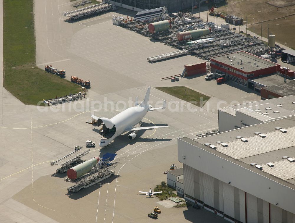 Hamburg Finkenwerder from the bird's eye view: Der Flugplatz Hamburg-Finkenwerder (IATA: XFW, ICAO: EDHI) ist ein Sonderlandeplatz im Südwesten von Hamburg. Er liegt auf dem Werksgelände der Airbus Deutschland GmbH, die Betreiber des Flughafens an der Elbe ist. Airfield Hamburg-Finkenwerder.