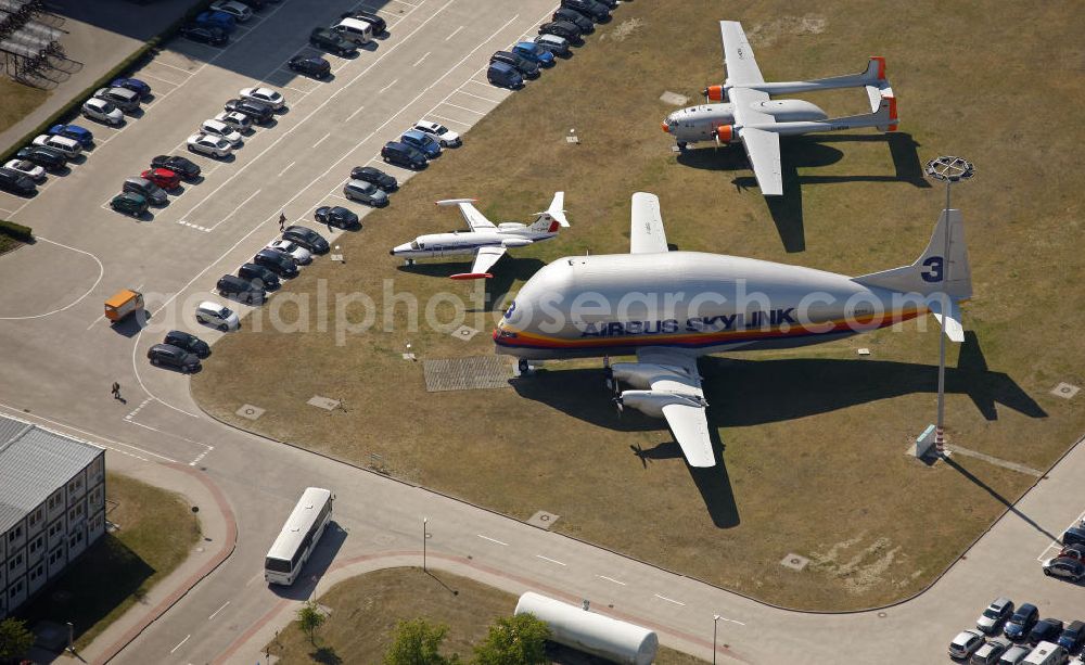 Aerial image Hamburg Finkenwerder - Der Flugplatz Hamburg-Finkenwerder (IATA: XFW, ICAO: EDHI) ist ein Sonderlandeplatz im Südwesten von Hamburg. Er liegt auf dem Werksgelände der Airbus Deutschland GmbH, die Betreiber des Flughafens an der Elbe ist. Airfield Hamburg-Finkenwerder.