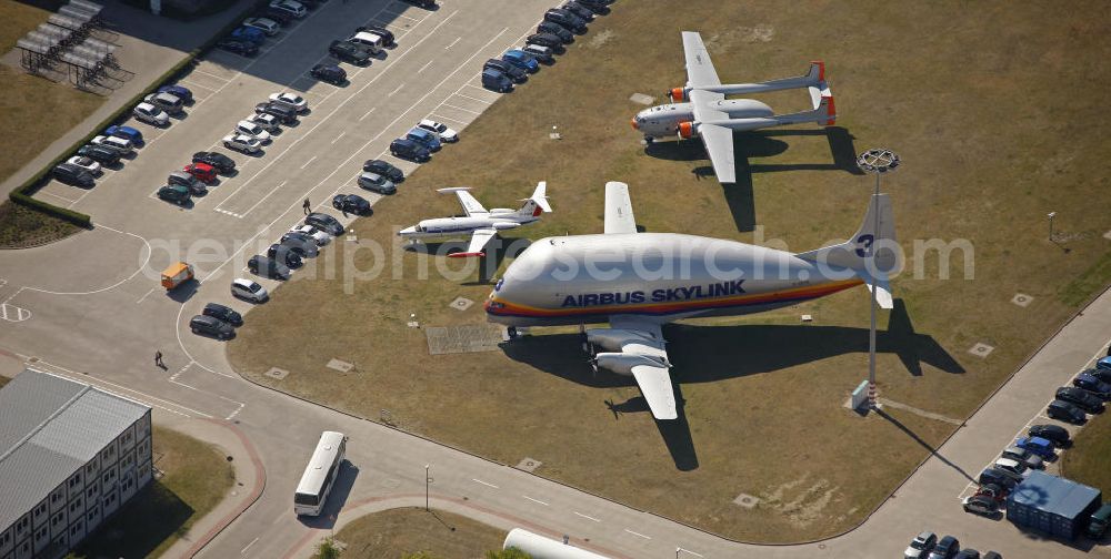 Aerial photograph Hamburg Finkenwerder - Der Flugplatz Hamburg-Finkenwerder (IATA: XFW, ICAO: EDHI) ist ein Sonderlandeplatz im Südwesten von Hamburg. Er liegt auf dem Werksgelände der Airbus Deutschland GmbH, die Betreiber des Flughafens an der Elbe ist. Airfield Hamburg-Finkenwerder.