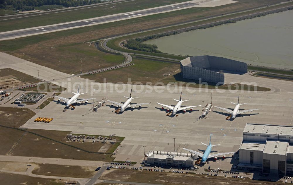 Aerial image Hamburg Finkenwerder - Der Flugplatz Hamburg-Finkenwerder (IATA: XFW, ICAO: EDHI) ist ein Sonderlandeplatz im Südwesten von Hamburg. Er liegt auf dem Werksgelände der Airbus Deutschland GmbH, die Betreiber des Flughafens an der Elbe ist. Airfield Hamburg-Finkenwerder.