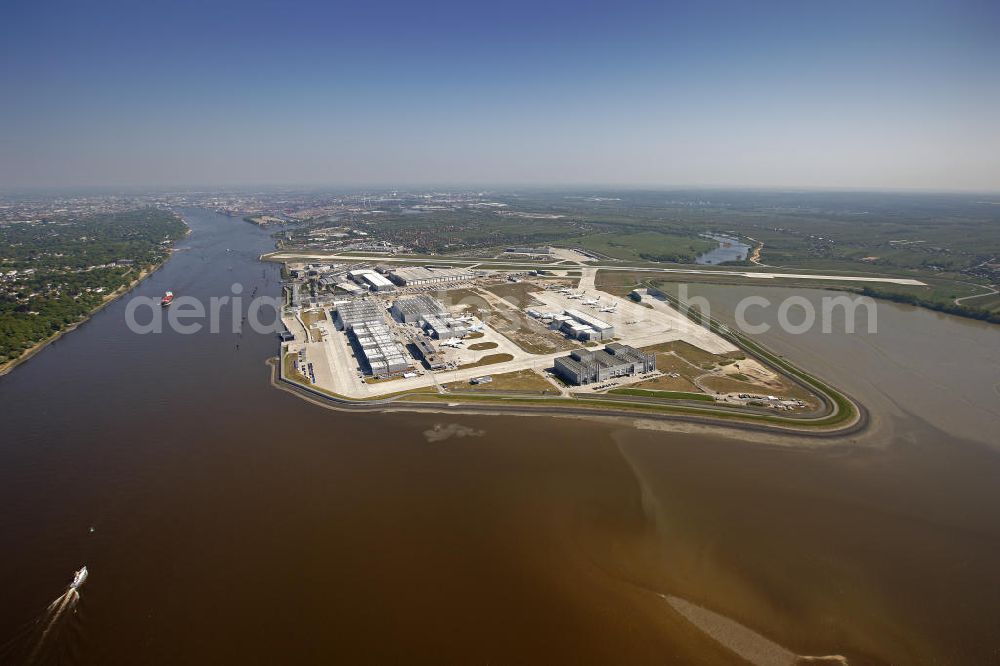 Aerial photograph Hamburg Finkenwerder - Der Flugplatz Hamburg-Finkenwerder (IATA: XFW, ICAO: EDHI) ist ein Sonderlandeplatz im Südwesten von Hamburg. Er liegt auf dem Werksgelände der Airbus Deutschland GmbH, die Betreiber des Flughafens an der Elbe ist. Airfield Hamburg-Finkenwerder.