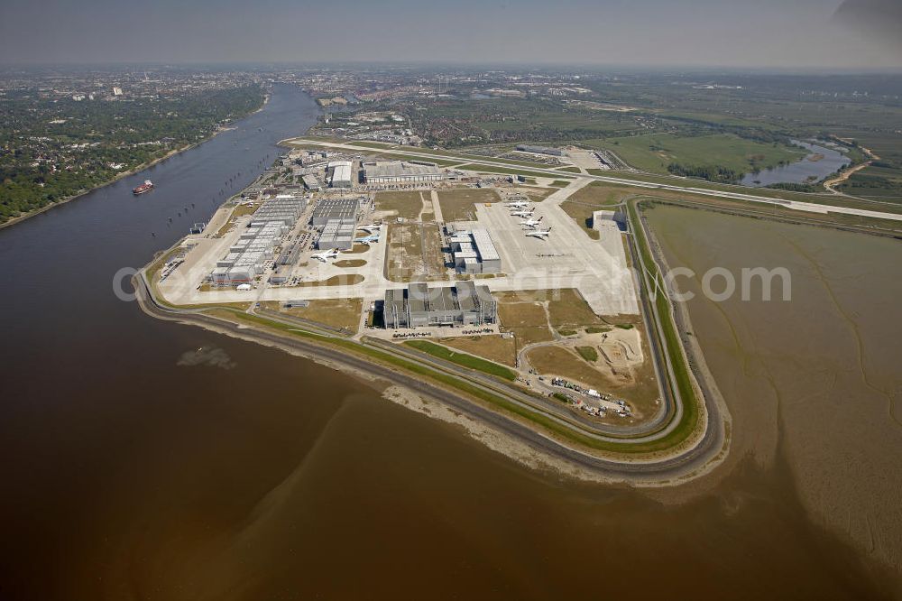 Hamburg Finkenwerder from above - Der Flugplatz Hamburg-Finkenwerder (IATA: XFW, ICAO: EDHI) ist ein Sonderlandeplatz im Südwesten von Hamburg. Er liegt auf dem Werksgelände der Airbus Deutschland GmbH, die Betreiber des Flughafens an der Elbe ist. Airfield Hamburg-Finkenwerder.