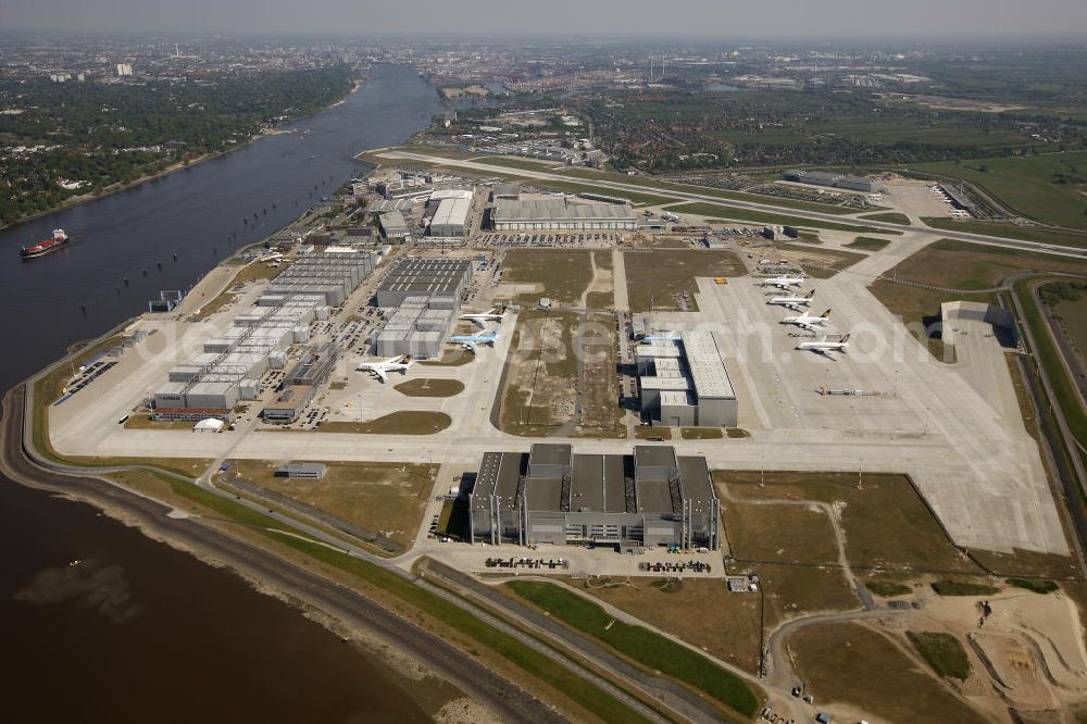 Hamburg Finkenwerder from the bird's eye view: Der Flugplatz Hamburg-Finkenwerder (IATA: XFW, ICAO: EDHI) ist ein Sonderlandeplatz im Südwesten von Hamburg. Er liegt auf dem Werksgelände der Airbus Deutschland GmbH, die Betreiber des Flughafens an der Elbe ist. Airfield Hamburg-Finkenwerder.