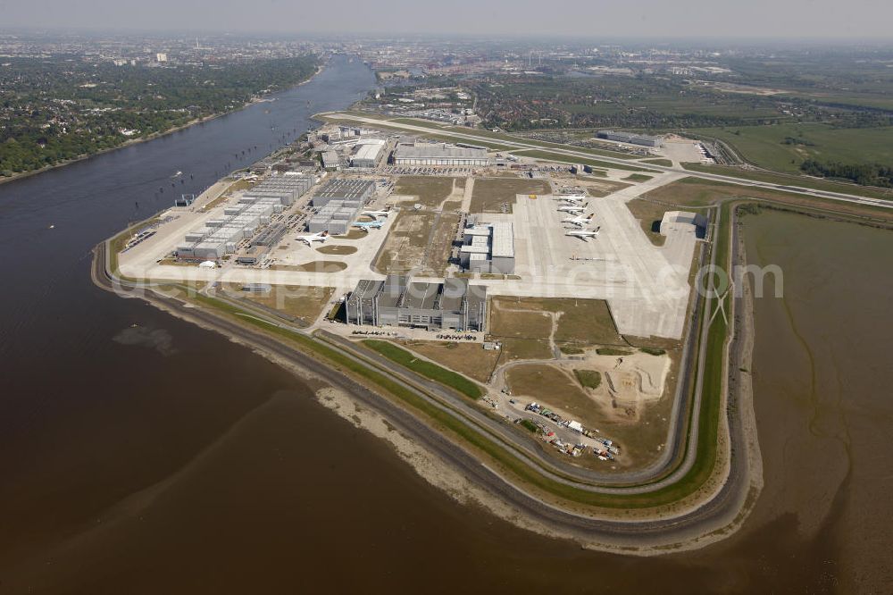 Aerial image Hamburg Finkenwerder - Der Flugplatz Hamburg-Finkenwerder (IATA: XFW, ICAO: EDHI) ist ein Sonderlandeplatz im Südwesten von Hamburg. Er liegt auf dem Werksgelände der Airbus Deutschland GmbH, die Betreiber des Flughafens an der Elbe ist. Airfield Hamburg-Finkenwerder.