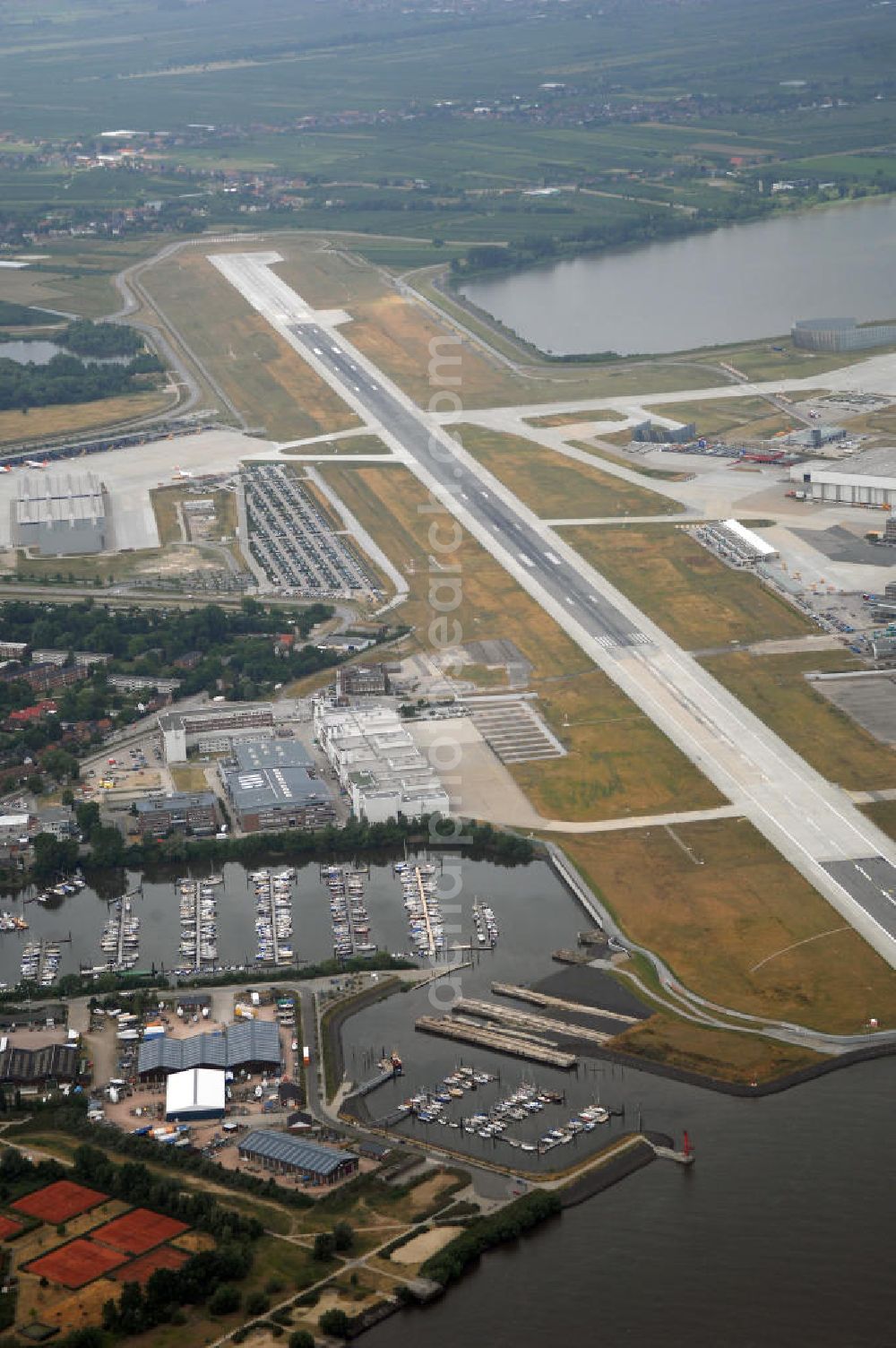 Aerial photograph HAMBURG - Der Flugplatz Hamburg-Finkenwerder (IATA: XFW, ICAO: EDHI) ist ein Sonderlandeplatz im Südwesten von Hamburg. Er liegt auf dem Werksgelände der Airbus Deutschland GmbH, die Betreiber des Flughafens an der Elbe ist.