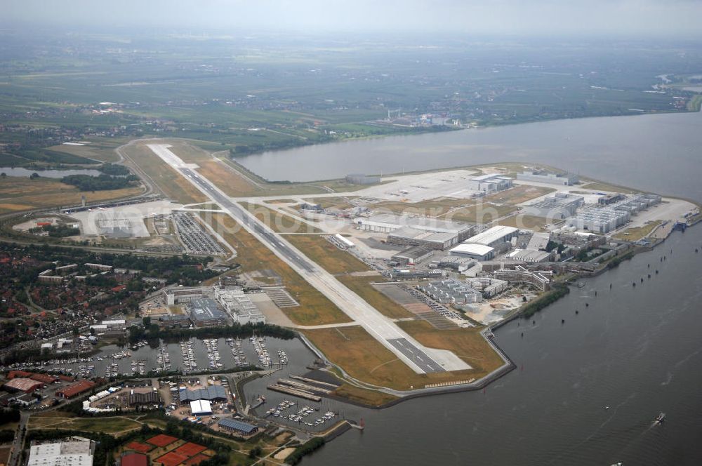 HAMBURG from above - Der Flugplatz Hamburg-Finkenwerder (IATA: XFW, ICAO: EDHI) ist ein Sonderlandeplatz im Südwesten von Hamburg. Er liegt auf dem Werksgelände der Airbus Deutschland GmbH, die Betreiber des Flughafens an der Elbe ist.