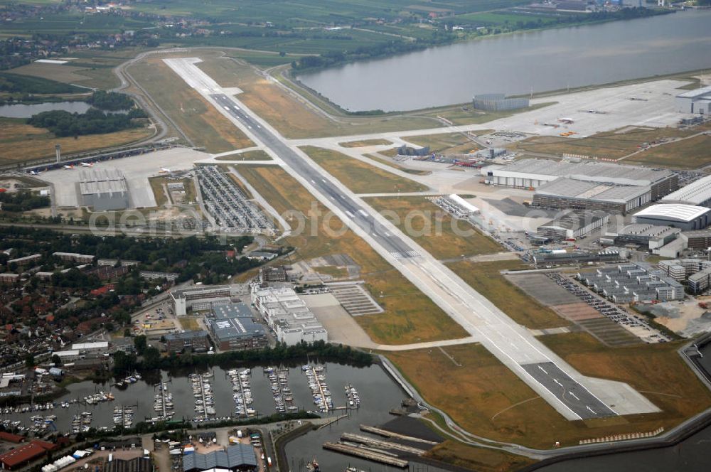 HAMBURG from the bird's eye view: Der Flugplatz Hamburg-Finkenwerder (IATA: XFW, ICAO: EDHI) ist ein Sonderlandeplatz im Südwesten von Hamburg. Er liegt auf dem Werksgelände der Airbus Deutschland GmbH, die Betreiber des Flughafens an der Elbe ist.