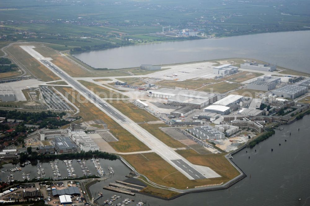 Aerial image HAMBURG - Der Flugplatz Hamburg-Finkenwerder (IATA: XFW, ICAO: EDHI) ist ein Sonderlandeplatz im Südwesten von Hamburg. Er liegt auf dem Werksgelände der Airbus Deutschland GmbH, die Betreiber des Flughafens an der Elbe ist.