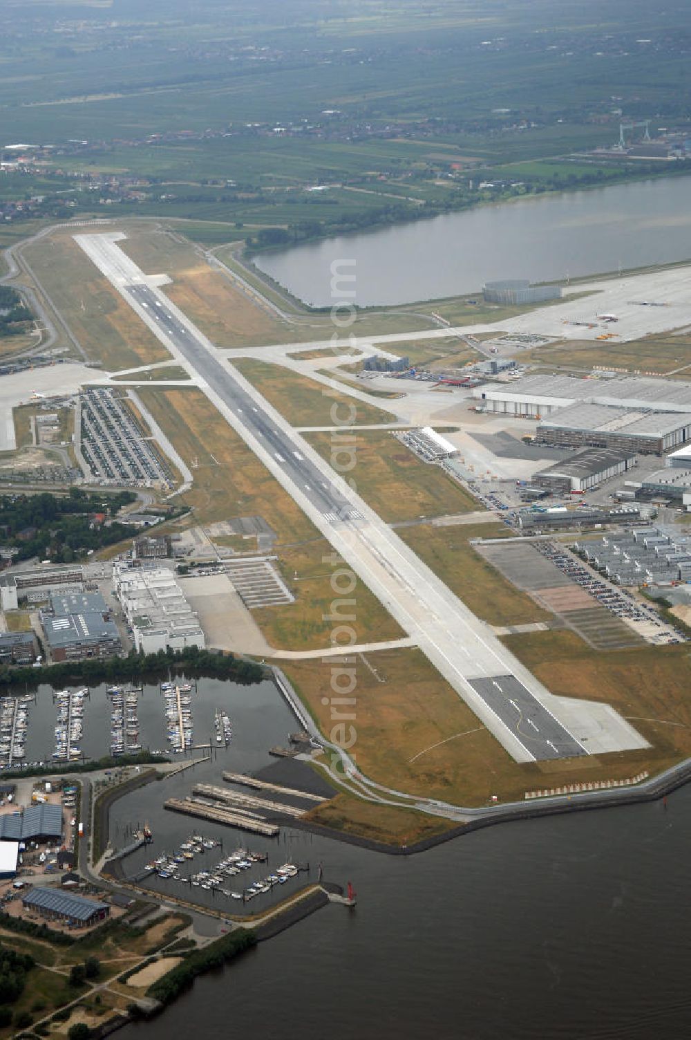 Aerial photograph HAMBURG - Der Flugplatz Hamburg-Finkenwerder (IATA: XFW, ICAO: EDHI) ist ein Sonderlandeplatz im Südwesten von Hamburg. Er liegt auf dem Werksgelände der Airbus Deutschland GmbH, die Betreiber des Flughafens an der Elbe ist.