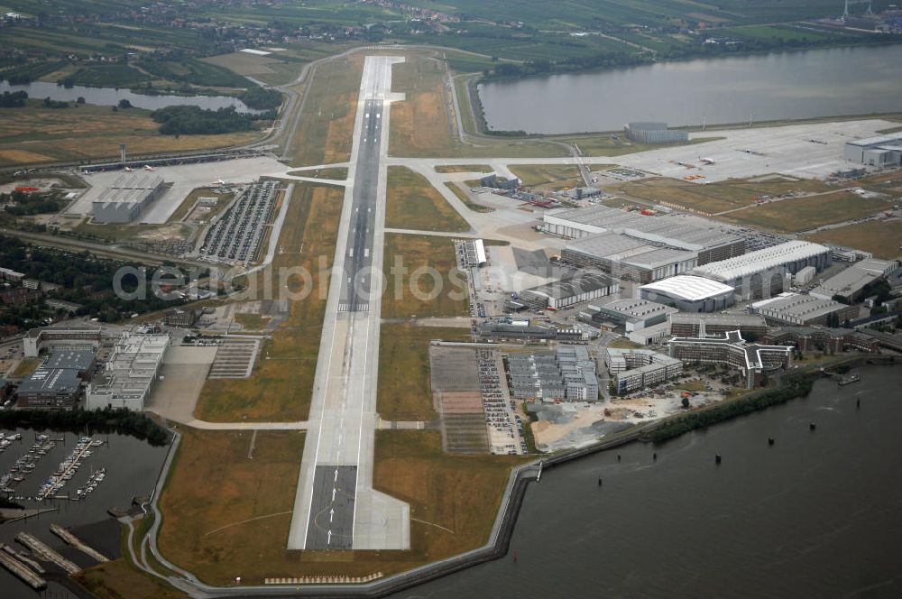 HAMBURG from above - Der Flugplatz Hamburg-Finkenwerder (IATA: XFW, ICAO: EDHI) ist ein Sonderlandeplatz im Südwesten von Hamburg. Er liegt auf dem Werksgelände der Airbus Deutschland GmbH, die Betreiber des Flughafens an der Elbe ist.