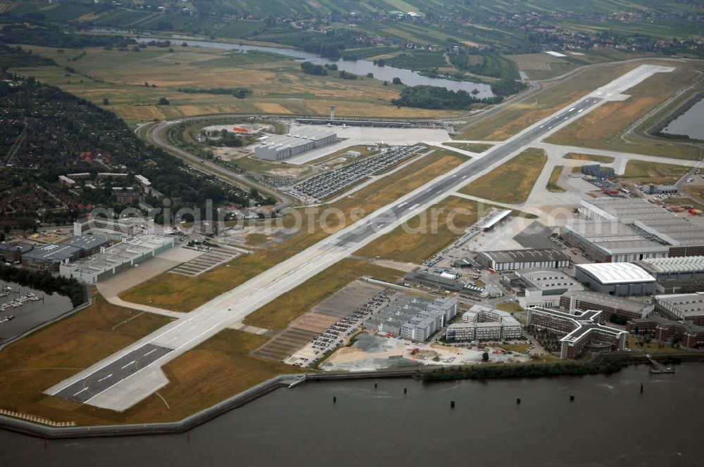 HAMBURG from the bird's eye view: Der Flugplatz Hamburg-Finkenwerder (IATA: XFW, ICAO: EDHI) ist ein Sonderlandeplatz im Südwesten von Hamburg. Er liegt auf dem Werksgelände der Airbus Deutschland GmbH, die Betreiber des Flughafens an der Elbe ist.