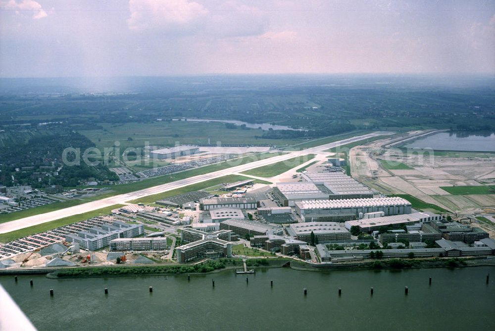 Aerial image HAMBURG - Der Flugplatz Hamburg-Finkenwerder (IATA: XFW, ICAO: EDHI) ist ein Sonderlandeplatz im Südwesten von Hamburg. Er liegt auf dem Werksgelände der Airbus Deutschland GmbH, die Betreiber des Flughafens an der Elbe ist.