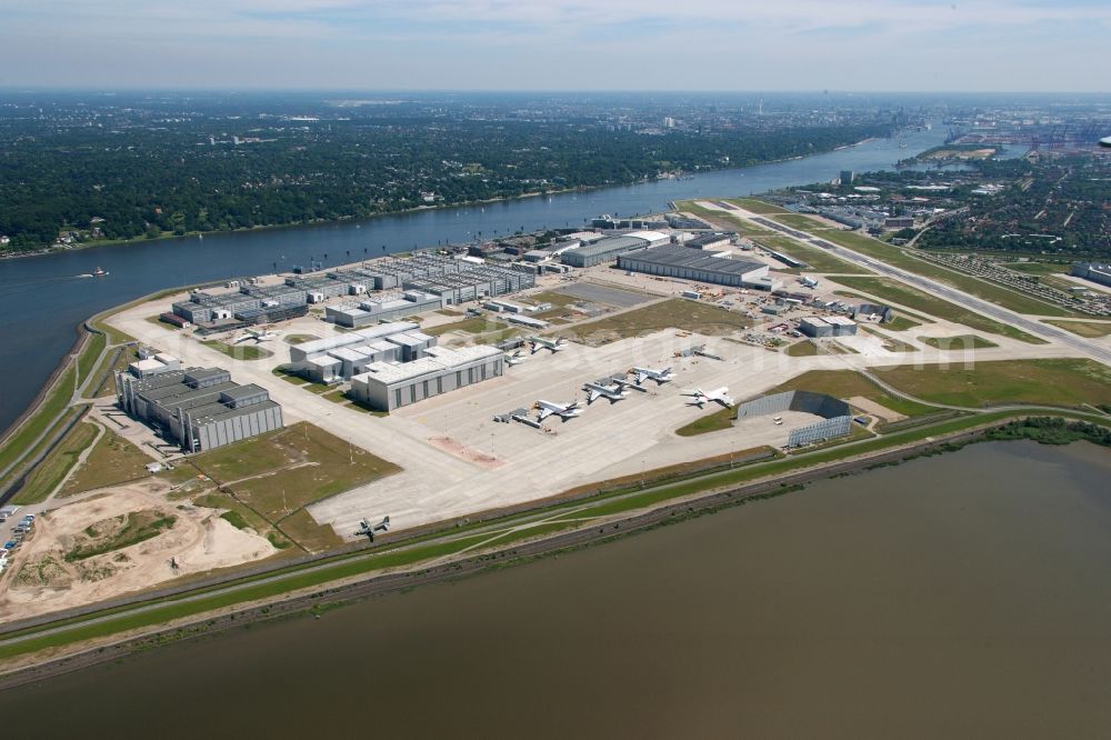 Aerial photograph Hamburg - Hamburg Finkenwerder Airport surrounded by the Elbe in Hamburg. Operator of the factory airfield in the district Finkenwerder is the Airbus Operations GmbH