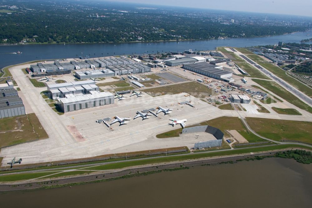 Hamburg from the bird's eye view: Hamburg Finkenwerder Airport surrounded by the Elbe in Hamburg. Operator of the factory airfield in the district Finkenwerder is the Airbus Operations GmbH