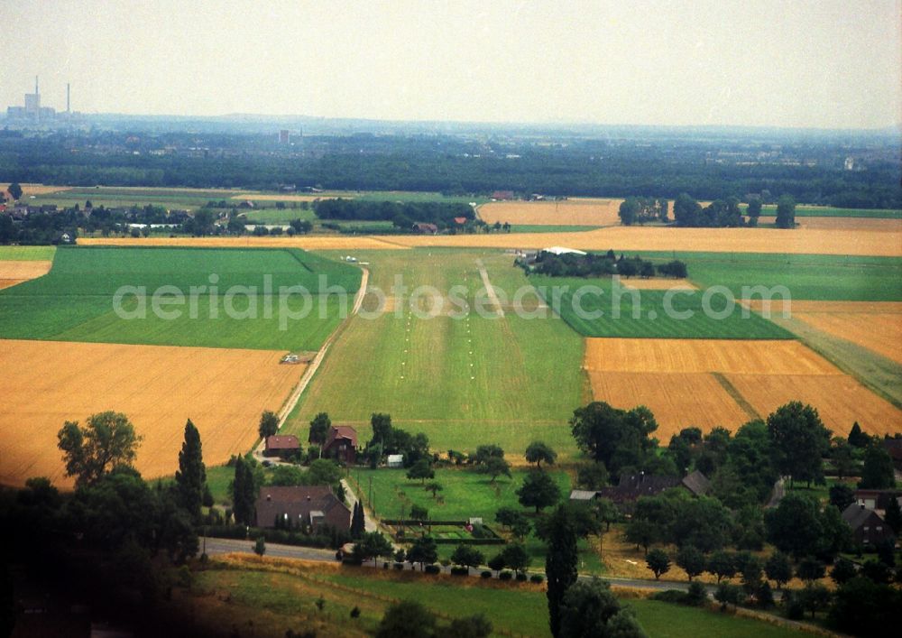 Kamp-Lintfort from above - Runway with tarmac terrain of airfield Kamp-Lintfort EDLC in Kamp-Lintfort in the state North Rhine-Westphalia