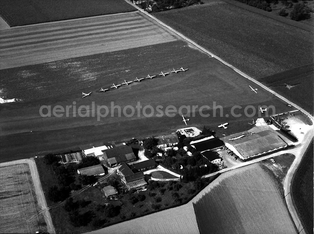 Kamp-Lintfort from the bird's eye view: Runway with tarmac terrain of airfield Kamp-Lintfort EDLC on Alpener Strasse in the district Alpsray in Kamp-Lintfort in the state North Rhine-Westphalia, Germany