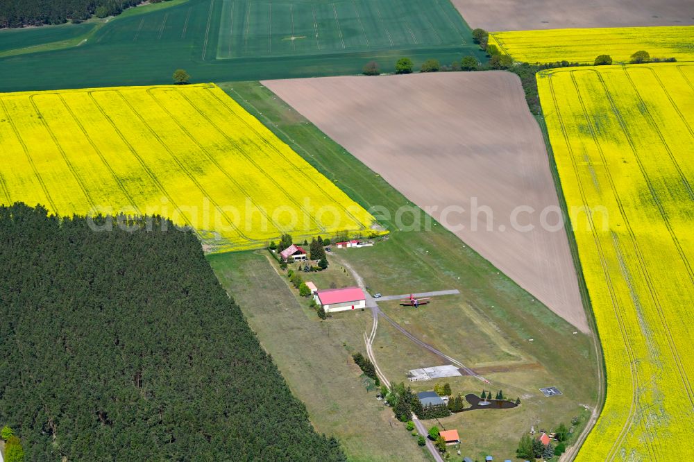 Aerial image Klietz - Runway with tarmac terrain of airfield Sonderlandeplatz Klietz/Scharlibbe in Klietz in the state Saxony-Anhalt, Germany