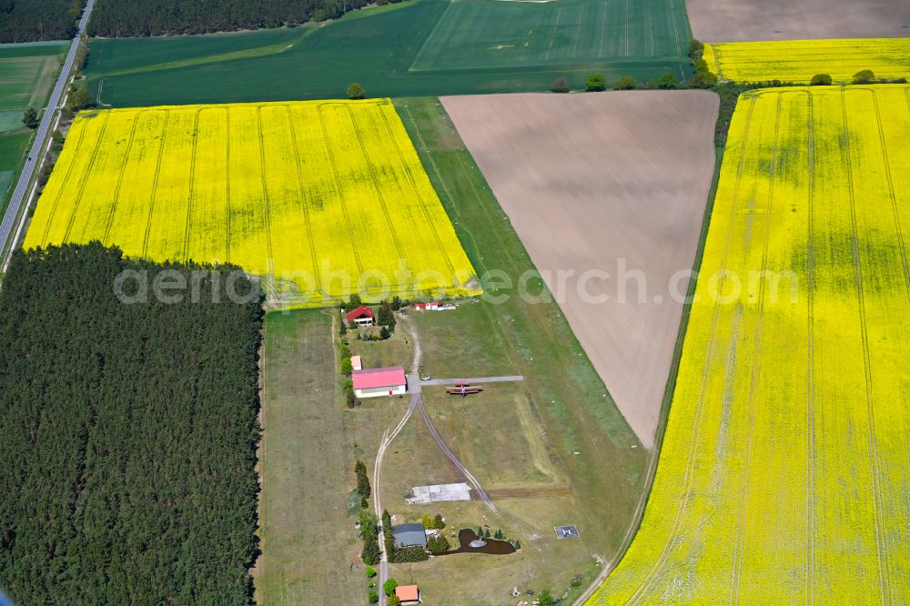 Aerial photograph Klietz - Runway with tarmac terrain of airfield Sonderlandeplatz Klietz/Scharlibbe in Klietz in the state Saxony-Anhalt, Germany