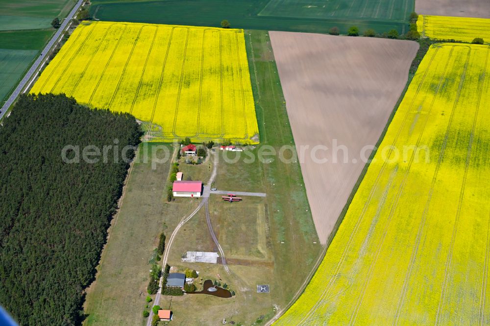 Klietz from above - Runway with tarmac terrain of airfield Sonderlandeplatz Klietz/Scharlibbe in Klietz in the state Saxony-Anhalt, Germany