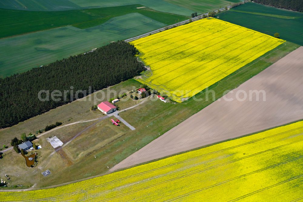 Klietz from the bird's eye view: Runway with tarmac terrain of airfield Sonderlandeplatz Klietz/Scharlibbe in Klietz in the state Saxony-Anhalt, Germany