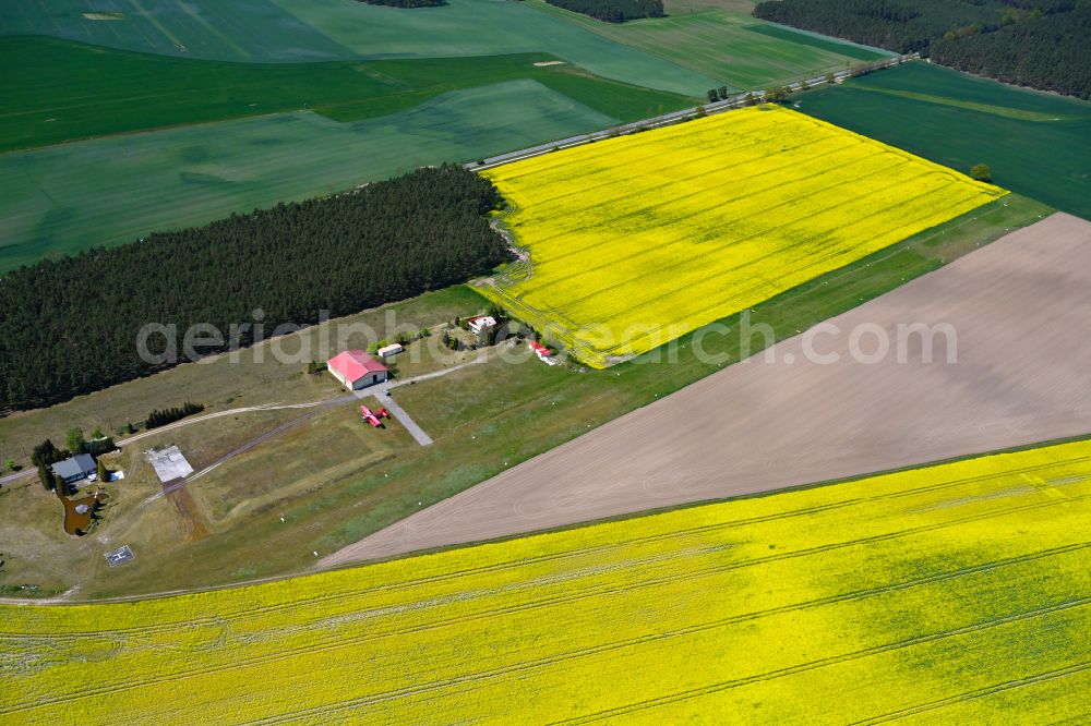 Aerial image Klietz - Runway with tarmac terrain of airfield Sonderlandeplatz Klietz/Scharlibbe in Klietz in the state Saxony-Anhalt, Germany