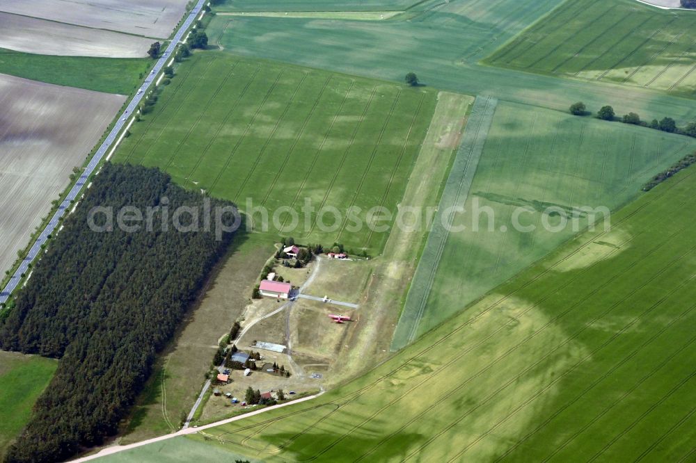 Aerial image Klietz - Runway with tarmac terrain of airfield Klietz-Scharlibbe in Klietz in the state Saxony-Anhalt, Germany