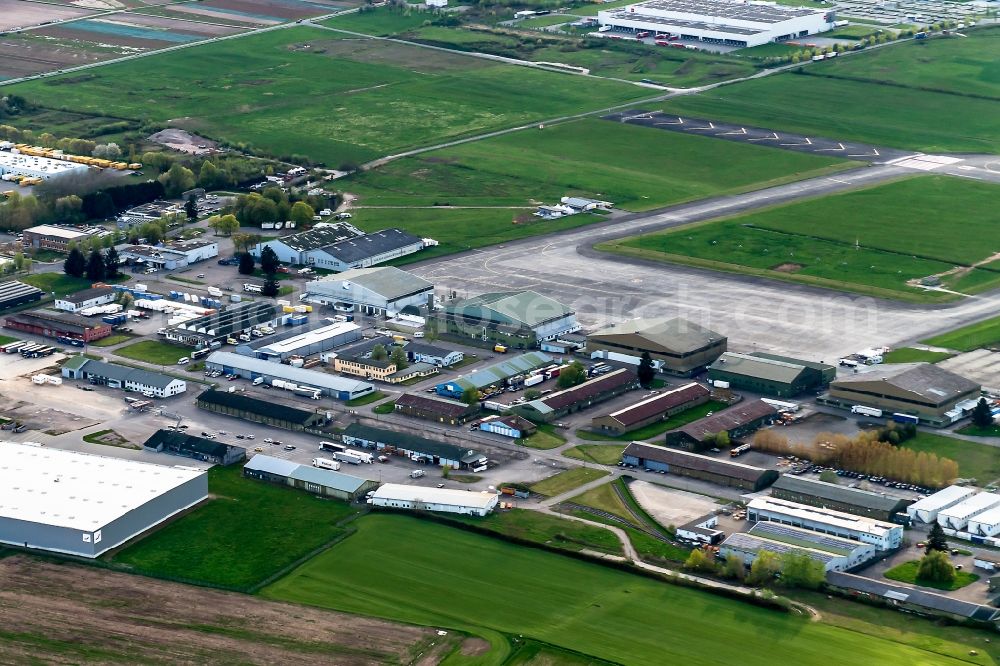 Aerial photograph Lahr/Schwarzwald - Runway with tarmac terrain of airfield Lahr EDTL Hallen and Vorfeld in Lahr/Schwarzwald in the state Baden-Wuerttemberg, Germany