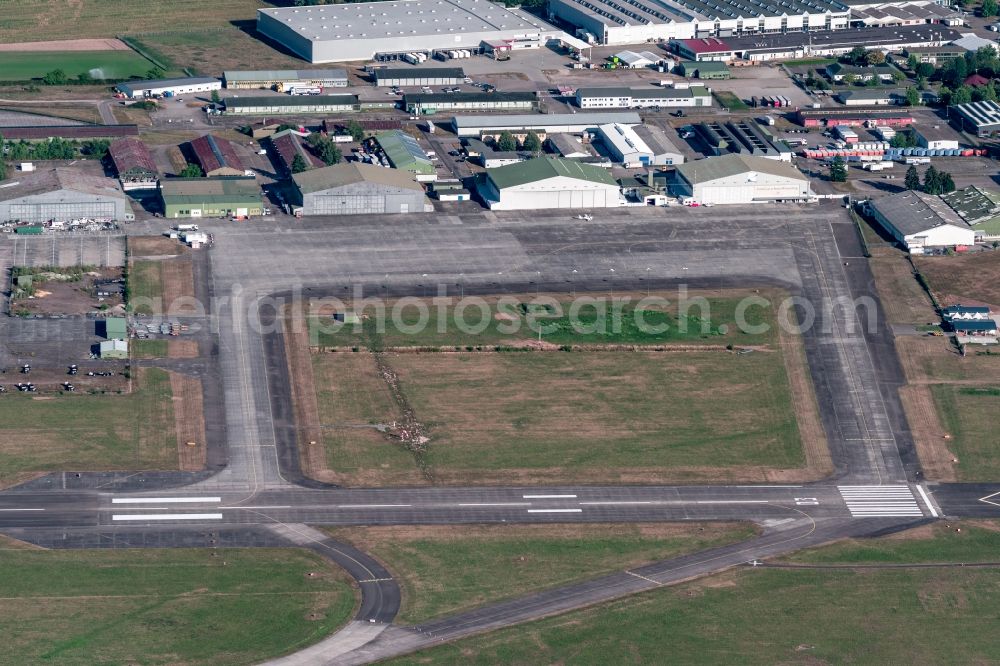 Lahr/Schwarzwald from the bird's eye view: Runway with tarmac terrain of airfield Lahr Vorfeld in Lahr/Schwarzwald in the state Baden-Wurttemberg, Germany