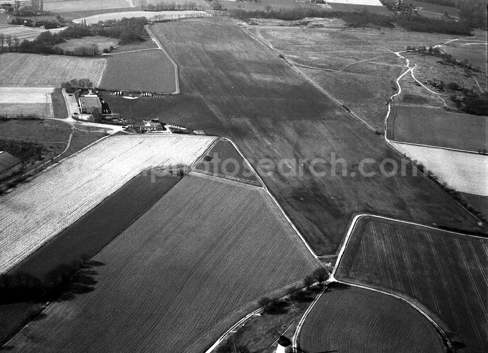 Aerial image Krefeld - Runway with tarmac terrain of airfield Landeplatz Egelsberg in the district Traar in Krefeld in the state North Rhine-Westphalia, Germany