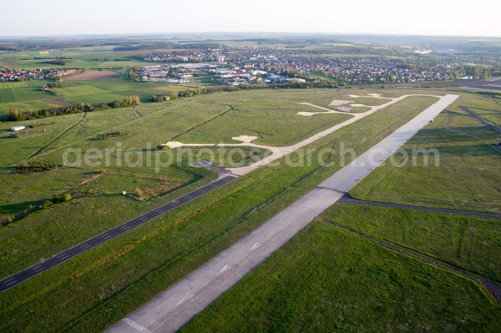 Aerial photograph Kitzingen - Runway with tarmac terrain of airfield LSC in the district Etwashausen in Kitzingen in the state Bavaria, Germany