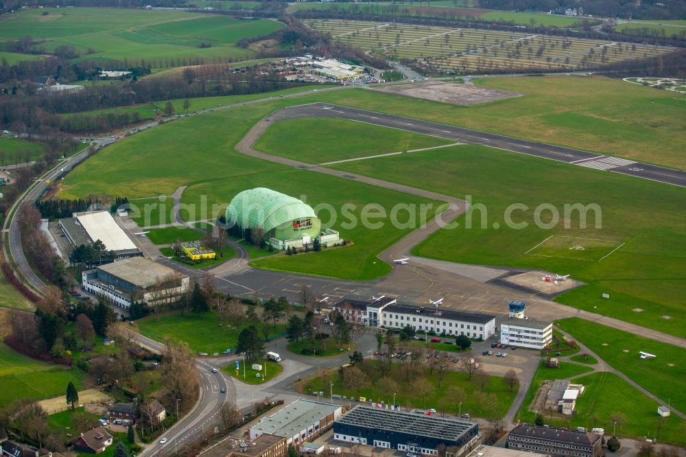 Mülheim an der Ruhr from the bird's eye view: Runway with tarmac terrain of airfield mit Luftschiffhallen der WDL Luftschiff GmbH in Muelheim on the Ruhr in the state North Rhine-Westphalia