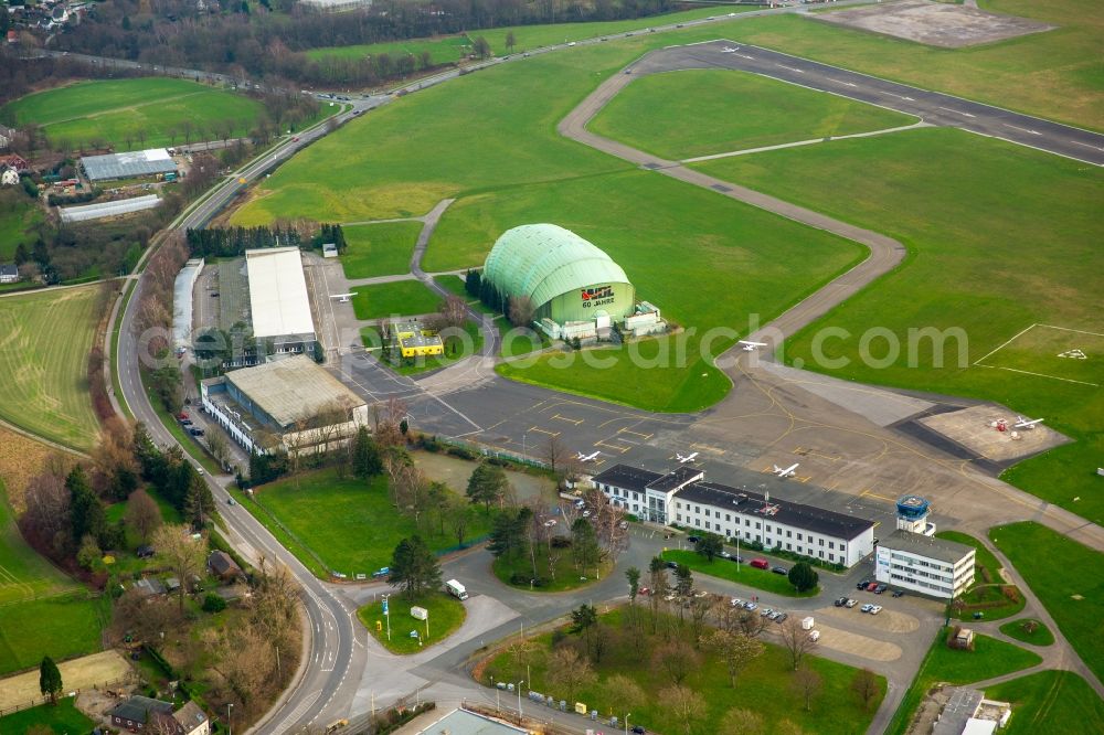 Aerial image Mülheim an der Ruhr - Runway with tarmac terrain of airfield mit Luftschiffhallen der WDL Luftschiff GmbH in Muelheim on the Ruhr in the state North Rhine-Westphalia