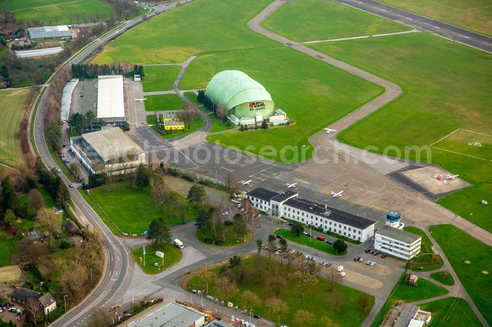 Aerial photograph Mülheim an der Ruhr - Runway with tarmac terrain of airfield mit Luftschiffhallen der WDL Luftschiff GmbH in Muelheim on the Ruhr in the state North Rhine-Westphalia