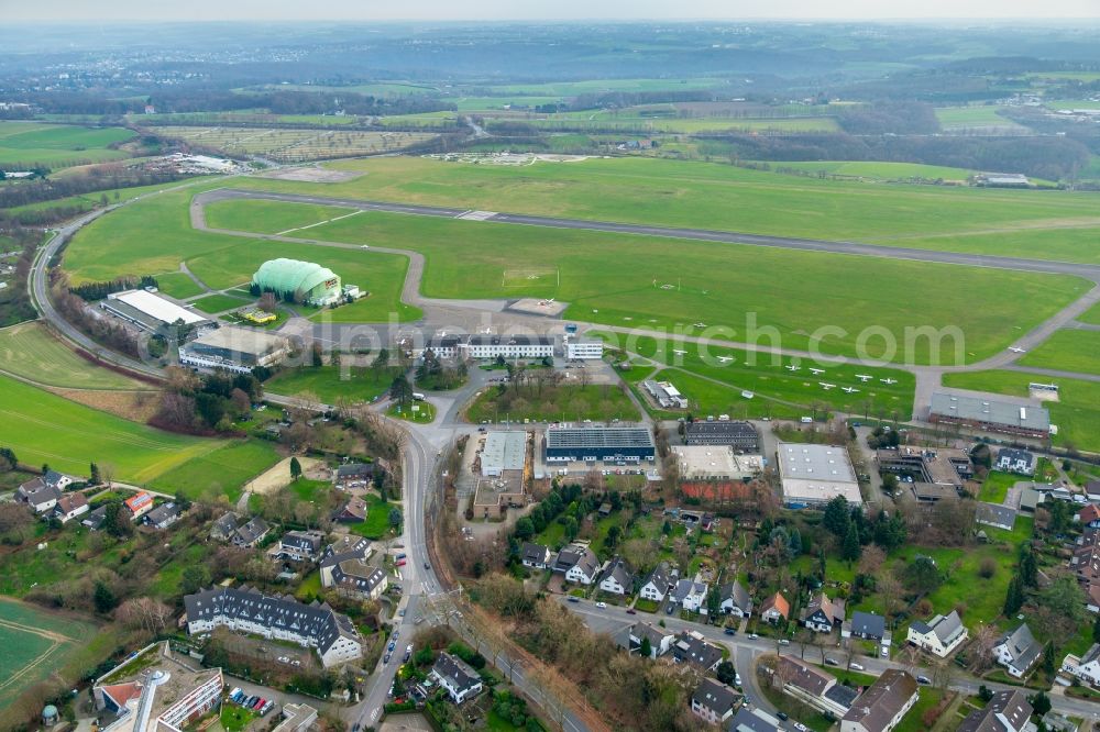 Mülheim an der Ruhr from above - Runway with tarmac terrain of airfield mit Luftschiffhallen der WDL Luftschiff GmbH in Muelheim on the Ruhr in the state North Rhine-Westphalia