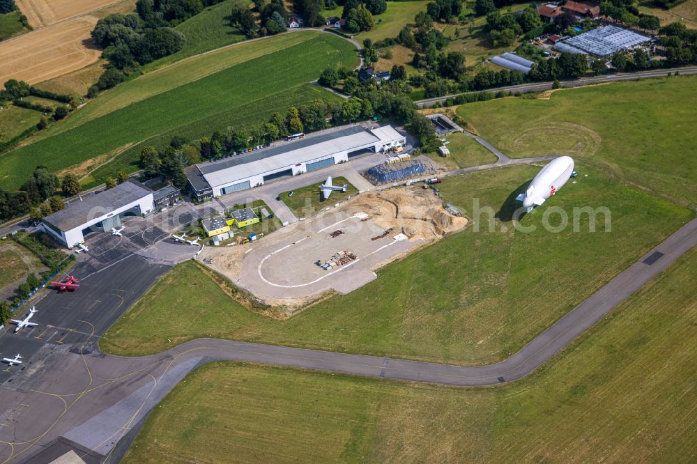 Mülheim an der Ruhr from the bird's eye view: Runway with tarmac terrain of airfield mit Luftschiffhallen der WDL Luftschiff GmbH in Muelheim on the Ruhr in the state North Rhine-Westphalia